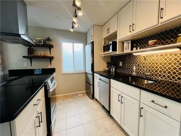 $2,100 | 405 Parkwood Drive, Cranberry Township, PA 16066