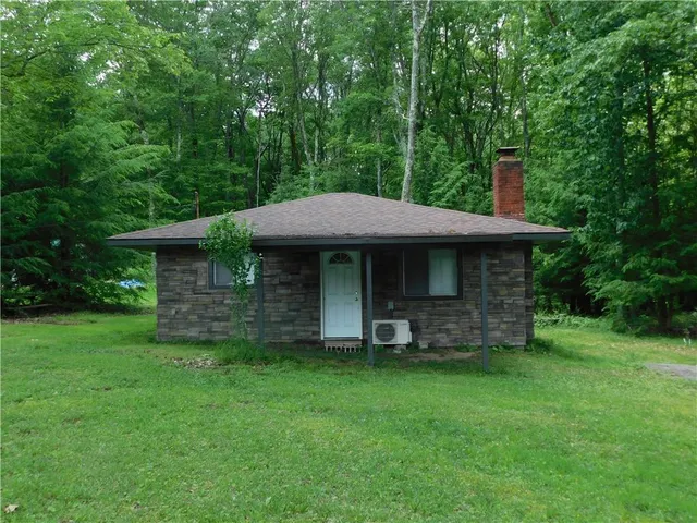 a view of a house with a yard