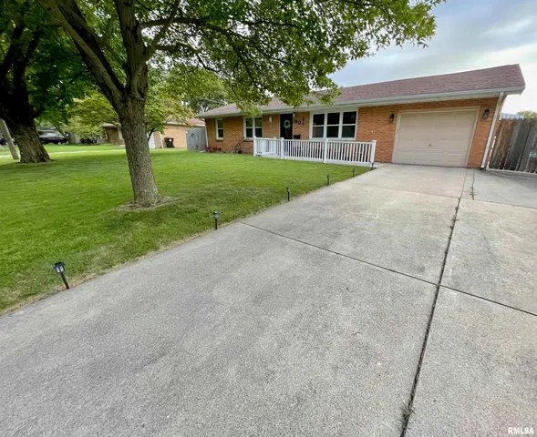 $200,000 | 180 Regent Street, Lincoln, IL 62656