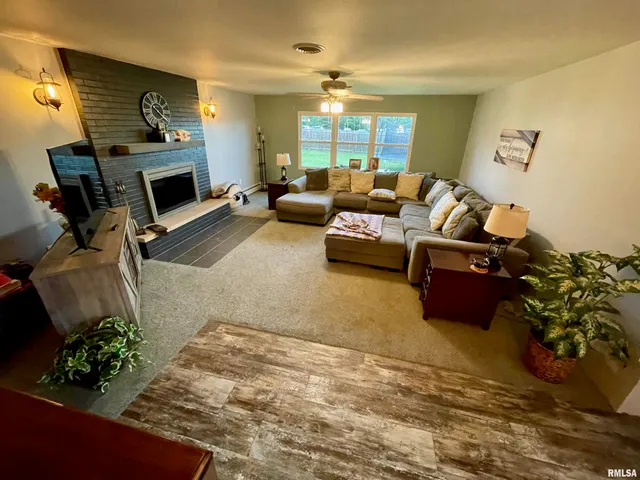 $200,000 | 180 Regent Street, Lincoln, IL 62656