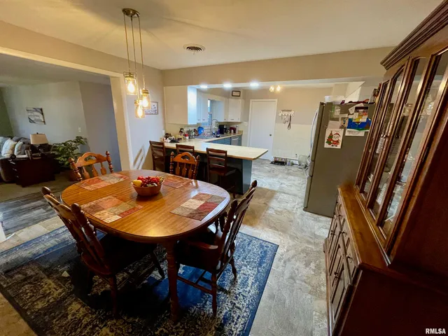 $200,000 | 180 Regent Street, Lincoln, IL 62656