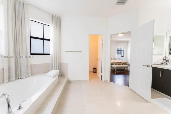 $6,300 | 10560 Northwest 69th Terrace, Unit 10560, Doral, FL 33178