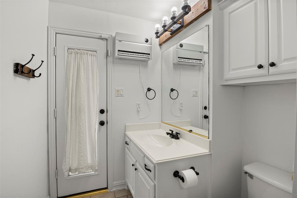 364 Preakness Place Road Van Alstyne, TX 75495 - Photo 25 of 40 a bathroom with a sink a toilet and shower