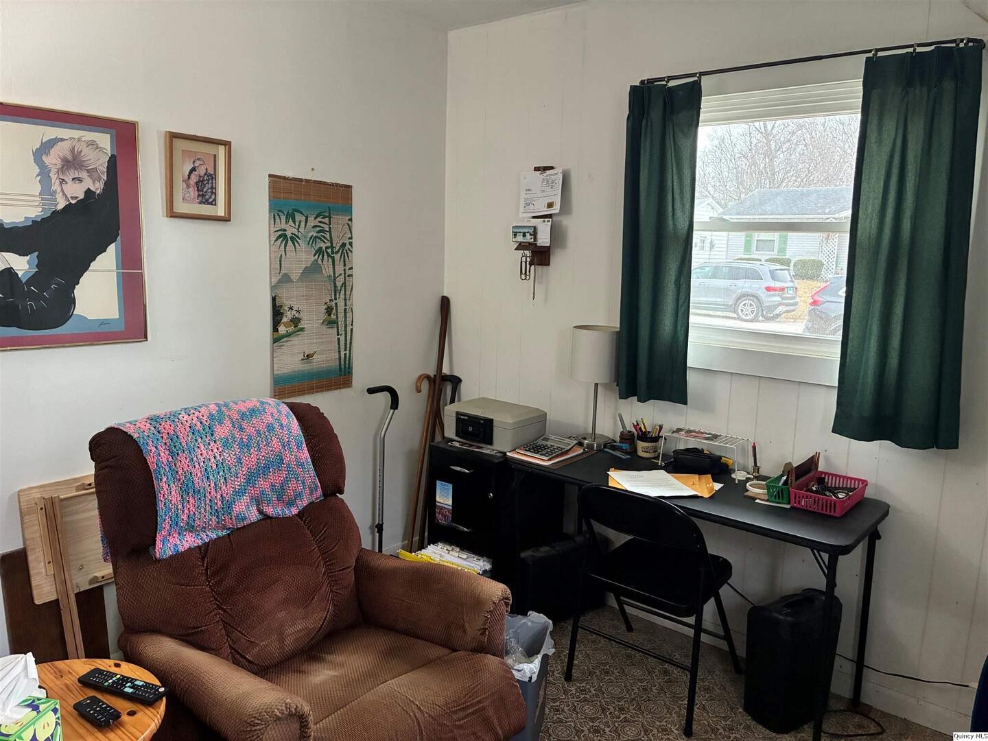 3409 Lawrence Road Quincy, IL 62301 - Photo 11 of 11 a living room with furniture and a window