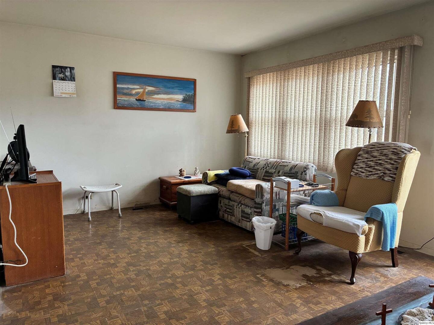 3409 Lawrence Road Quincy, IL 62301 - Photo 3 of 11 a living room with furniture and a window