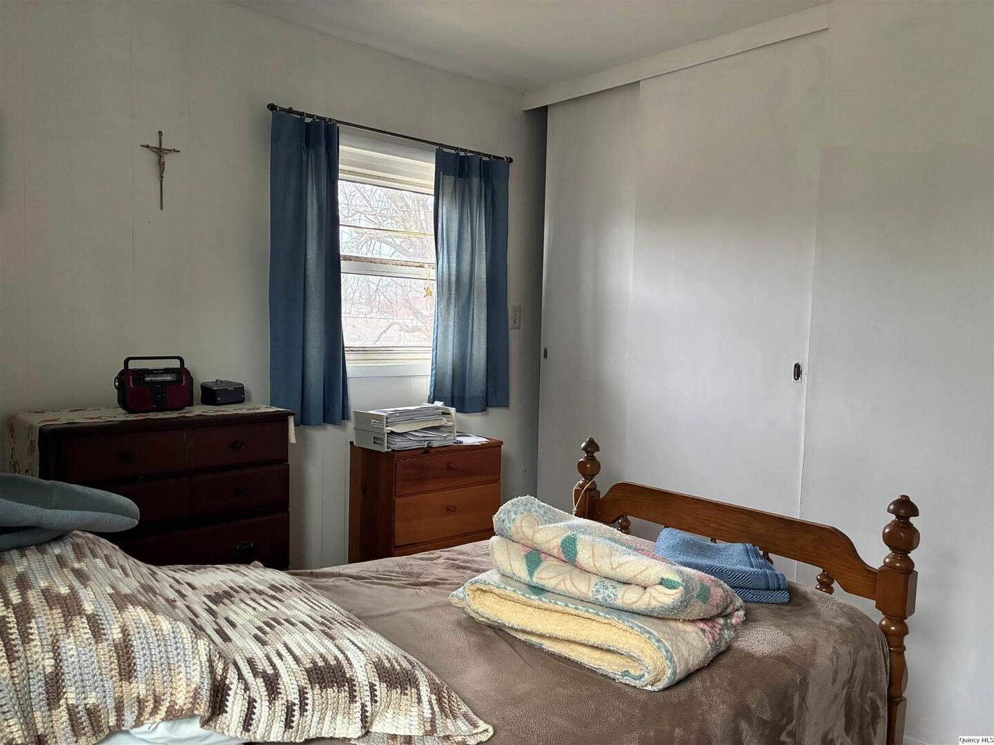 3409 Lawrence Road Quincy, IL 62301 - Photo 8 of 11 a bedroom with a bed and a closet