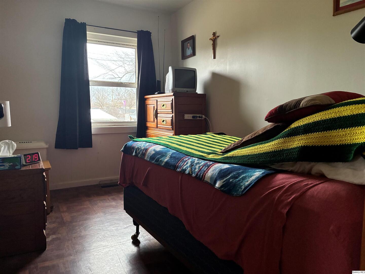 3409 Lawrence Road Quincy, IL 62301 - Photo 9 of 11 a bedroom with a bed and a window