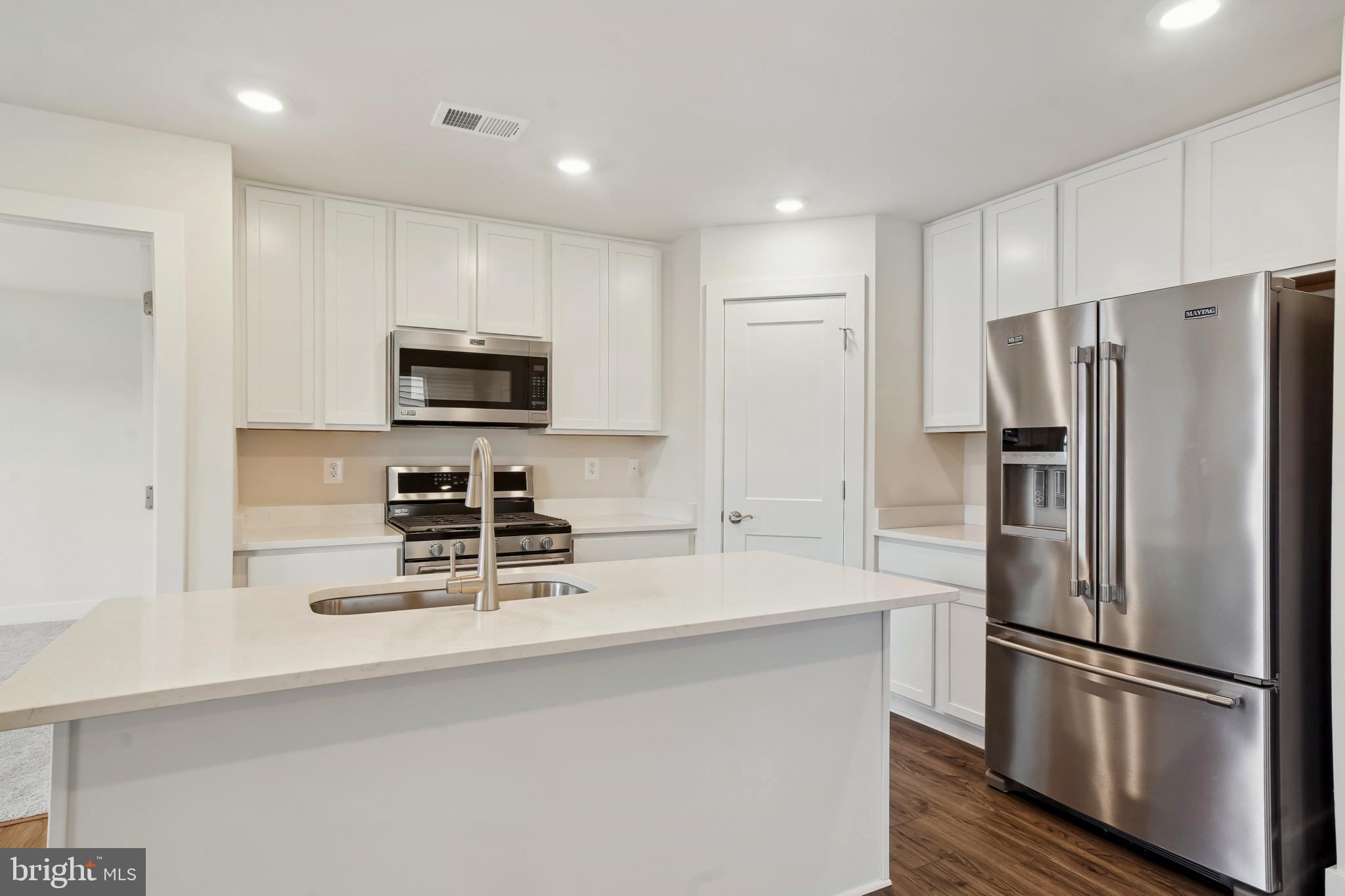 321 Highland Way Gettysburg, PA 17325 - Photo 11 of 34 All stainless appliances included
