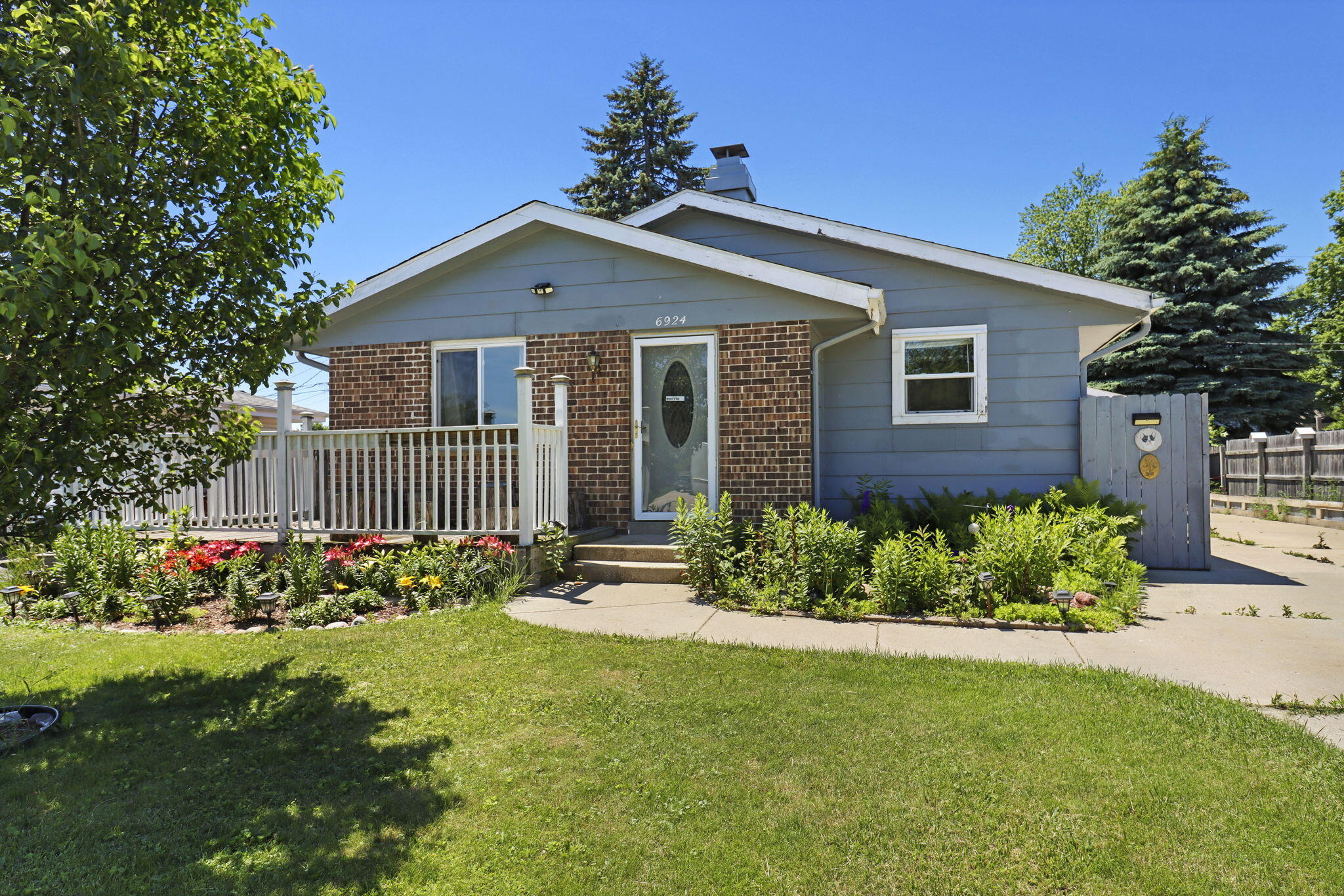 24-web-or-mls-6924 Whitewater St, Racine