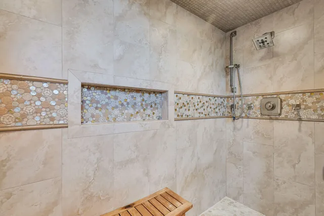 a view of a yard with plants