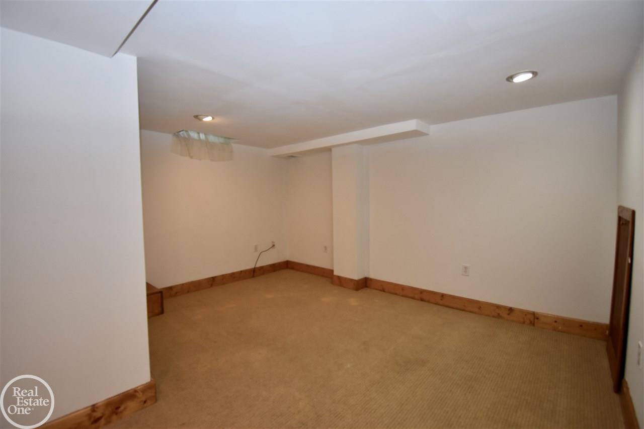 2118 Hampton Road Grosse Pointe, MI 48236 - Photo 29 of 45 31381669-28.JPG