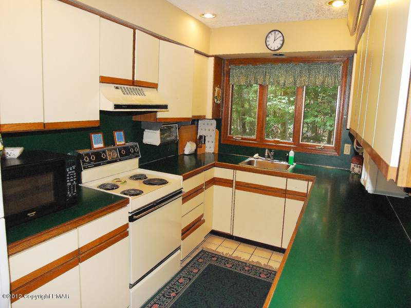 160 Cumberland Road Pocono Pines, PA 18350 - Photo 3 of 12 Metz2Kitchen