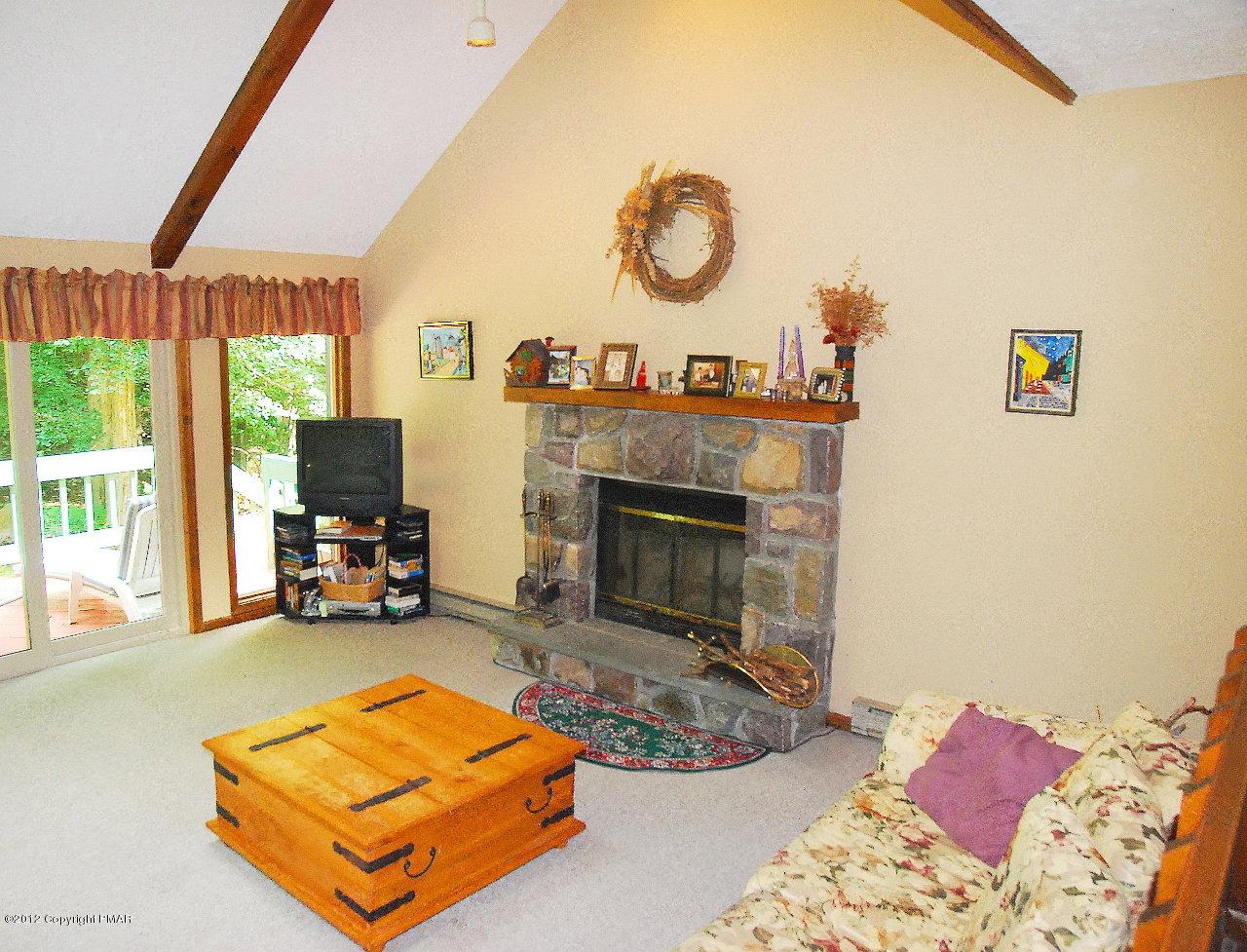 160 Cumberland Road Pocono Pines, PA 18350 - Photo 4 of 12 Metz2LivFP