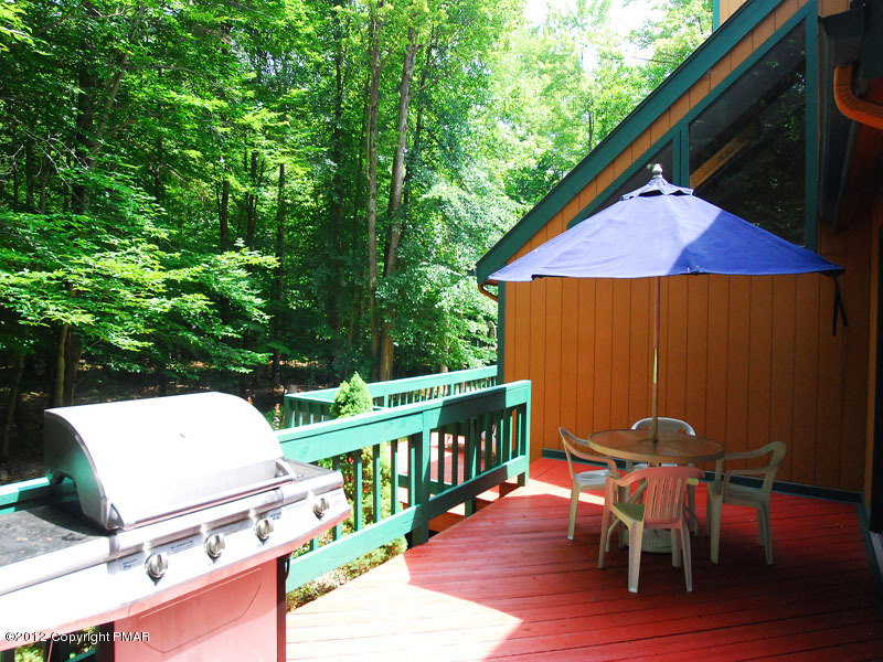 160 Cumberland Road Pocono Pines, PA 18350 - Photo 7 of 12 Upper Sun Deck