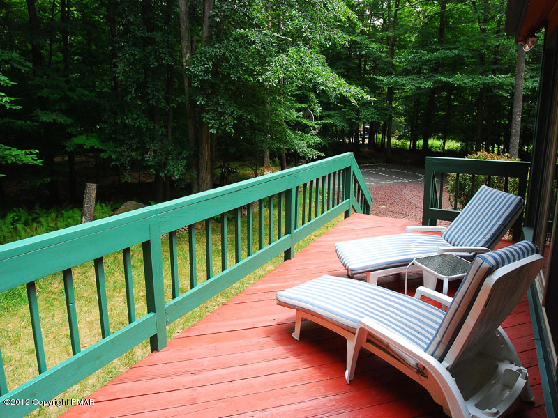 160 Cumberland Road Pocono Pines, PA 18350 - Photo 8 of 12 LowerSunDeck