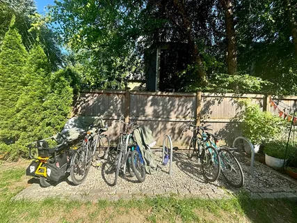a view of entryway and yard