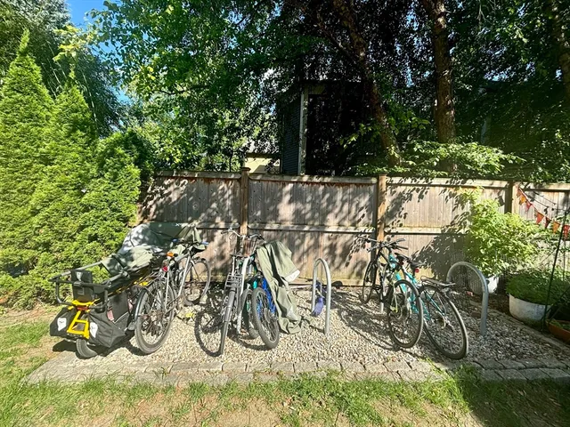 a view of entryway and yard