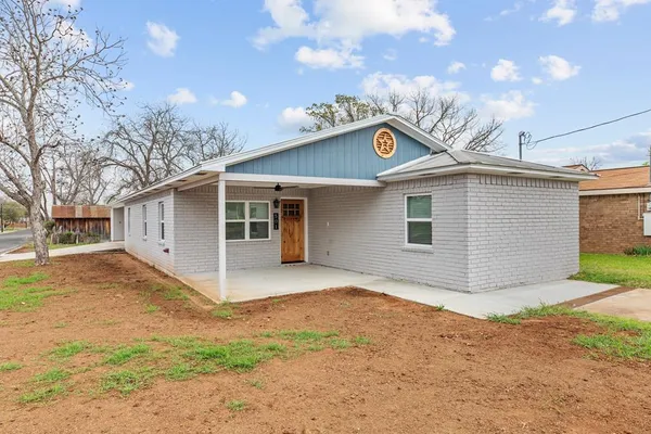 $2,650 | 501 South Olive Street, Fredericksburg, TX 78624