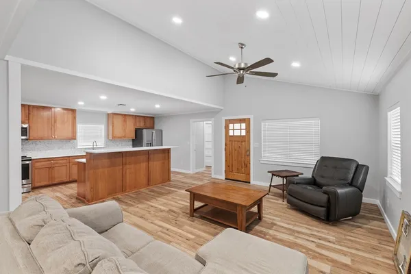 $2,650 | 501 South Olive Street, Fredericksburg, TX 78624