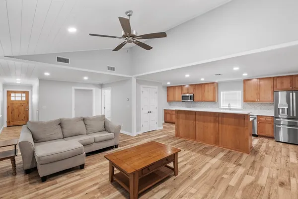 $2,650 | 501 South Olive Street, Fredericksburg, TX 78624