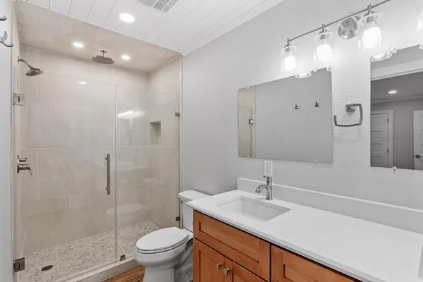 $2,650 | 501 South Olive Street, Fredericksburg, TX 78624