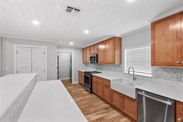 $2,650 | 501 South Olive Street, Fredericksburg, TX 78624