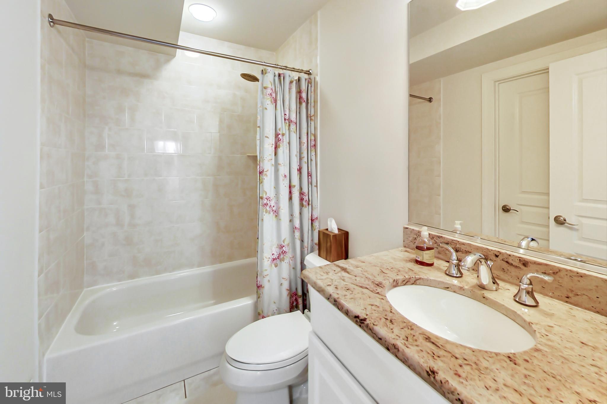 5922 Walhonding Road Bethesda, MD 20816 - Photo 41 of 65 4th Floor Full Bath