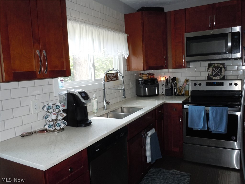 1135 Lander Road Cleveland, OH 44124 - Photo 2 of 19