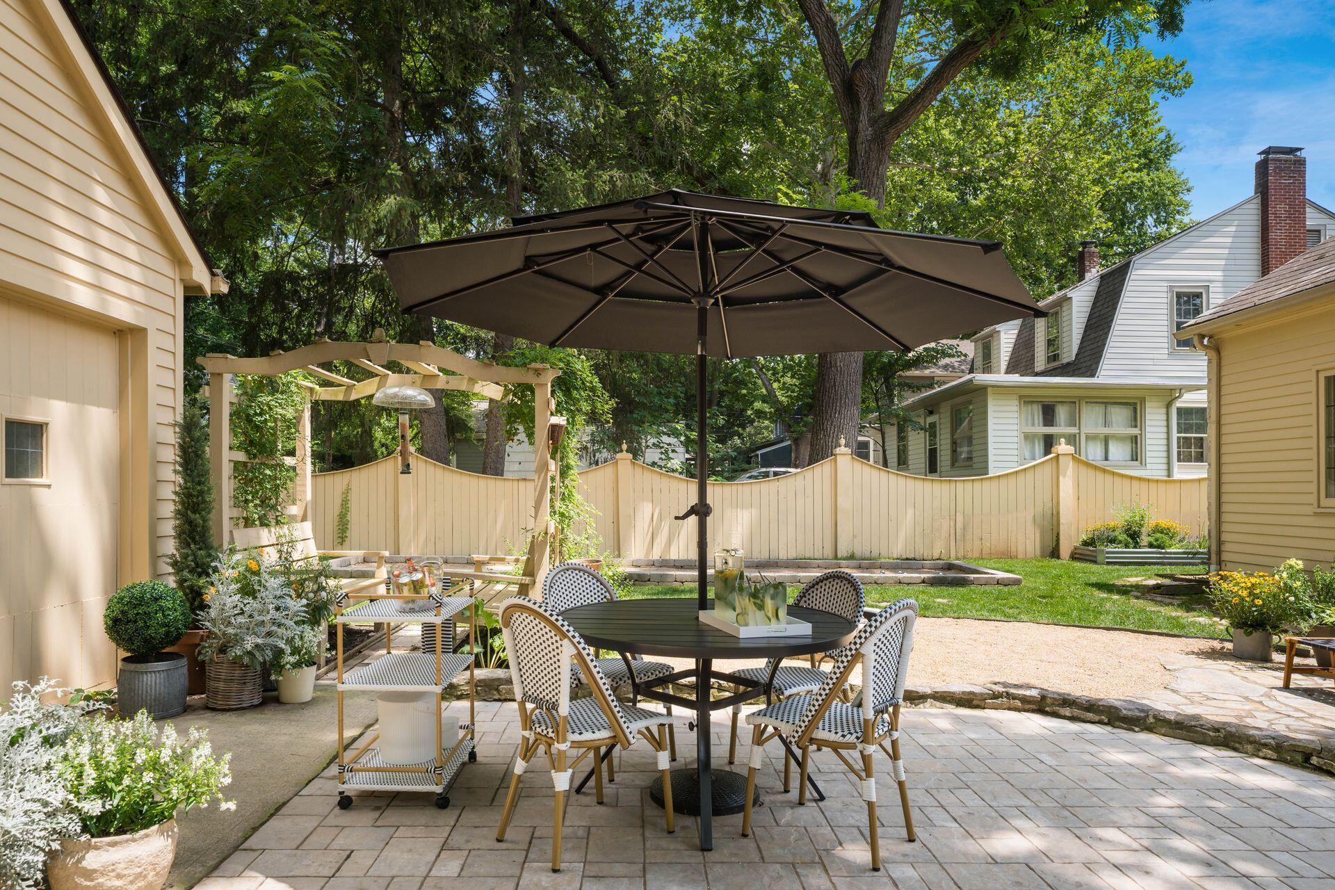 216 Erie Road Columbus, OH 43214 - Photo 38 of 59 Outdoor Lounge