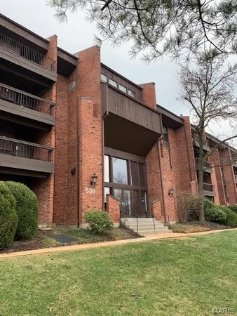 $199,900 | 539 Coeur De Royale Drive, Unit 204, Creve Coeur, MO 63141
