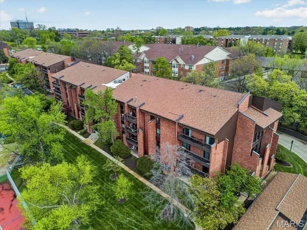 $199,900 | 539 Coeur De Royale Drive, Unit 204, Creve Coeur, MO 63141