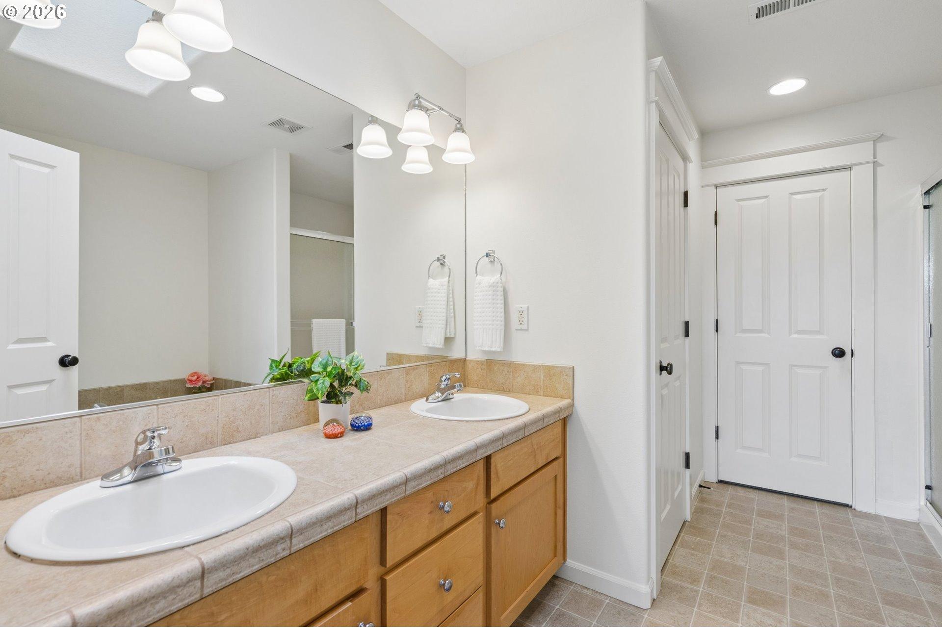 20750 Viewpoint Road West Linn, OR 97068 - Photo 26 of 48 En Suite Bathroom