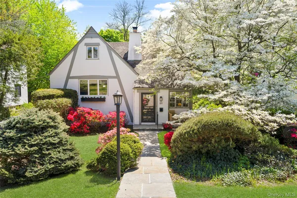 $1,325,000 | 89 Edgewood Avenue, Larchmont, NY 10538