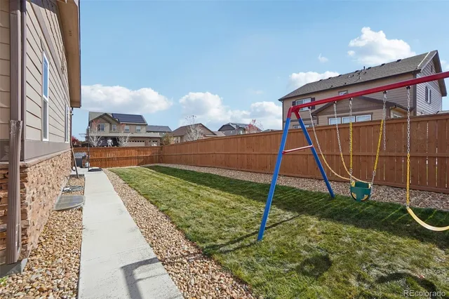 a view of a backyard