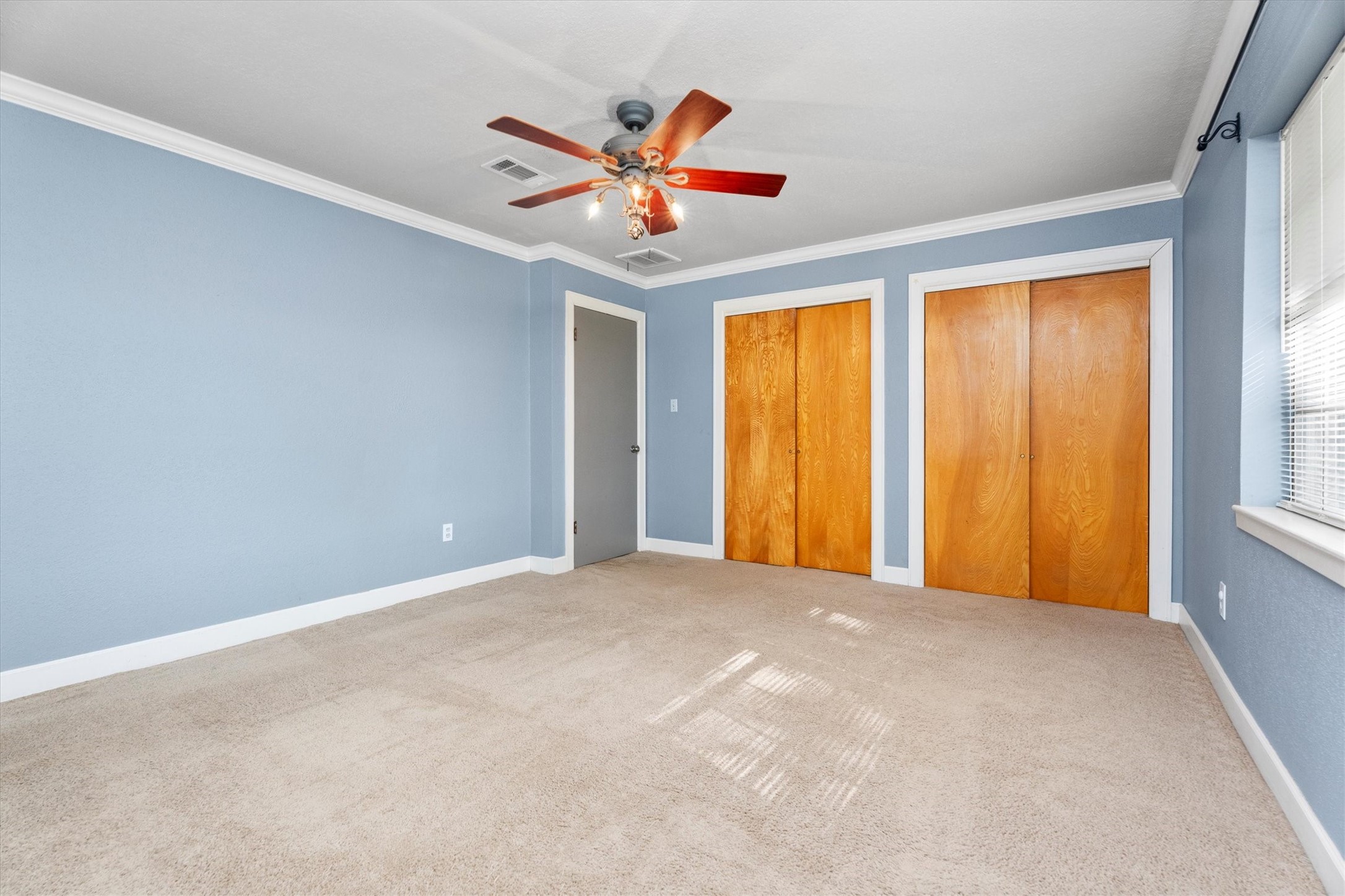 104 Anna Street Tomball, TX 77375 - Photo 12 of 32 This is a view of that same room from the other side showing two closets.