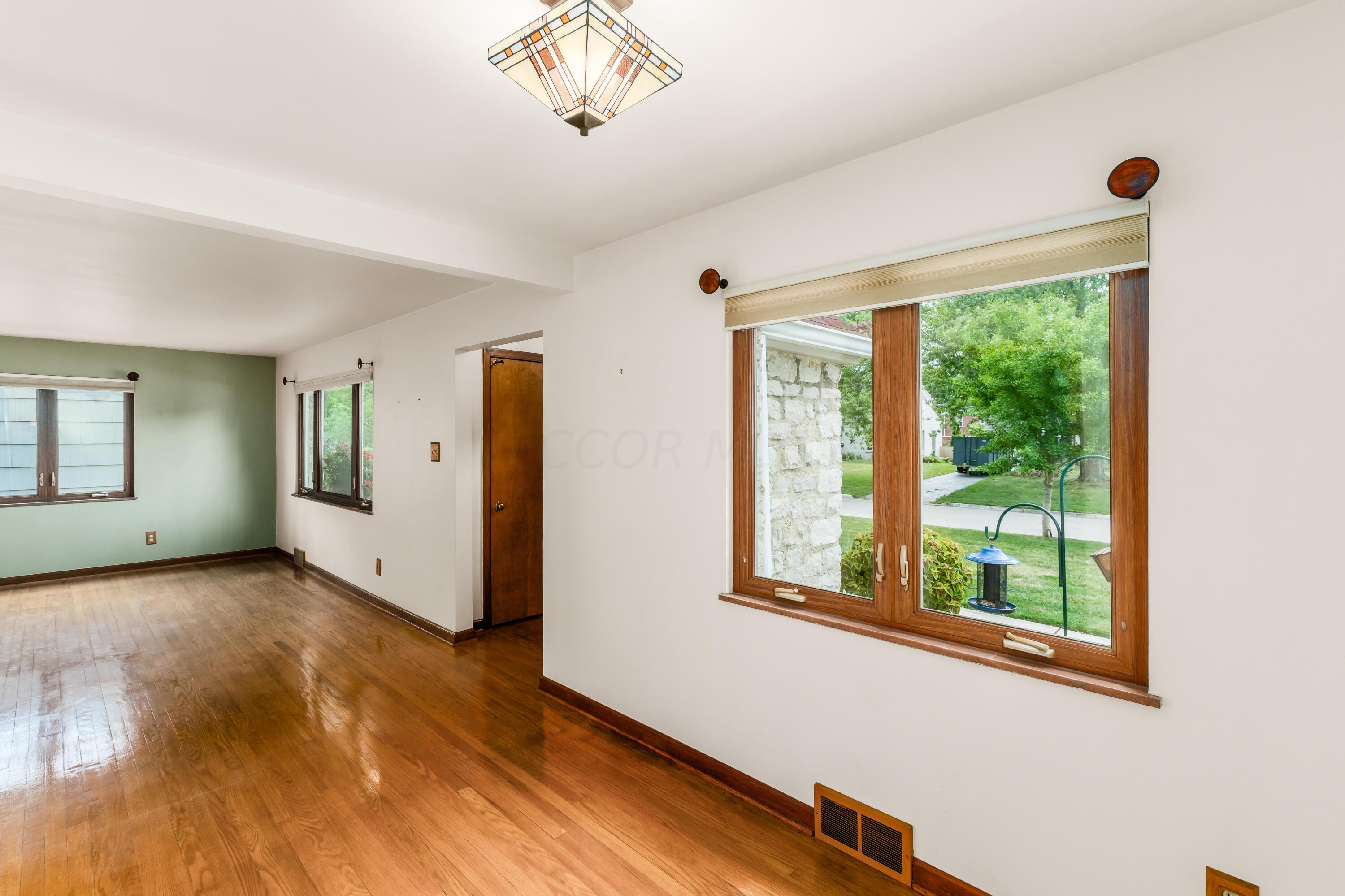 2056 Inchcliff Road Columbus, OH 43221 - Photo 11 of 52 015_ Rd Columbus OH 43221 USA