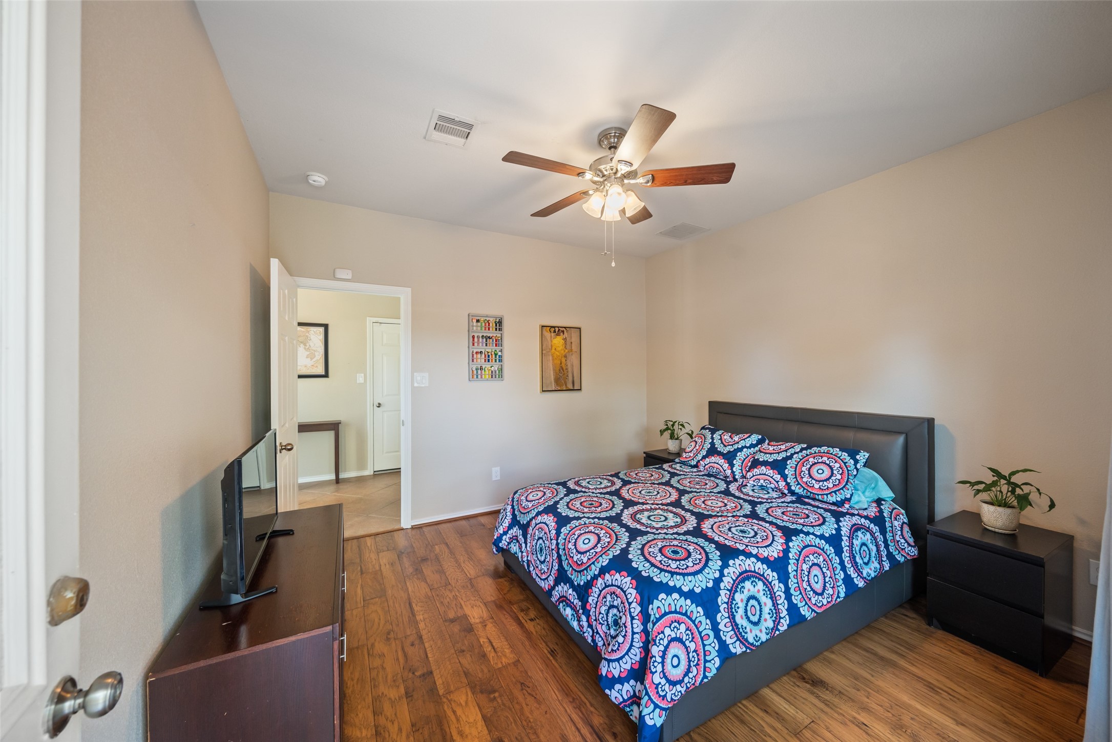2613 Link Road Houston, TX 77009 - Photo 10 of 28 Another view features the neutral paint tones added in late 2025.