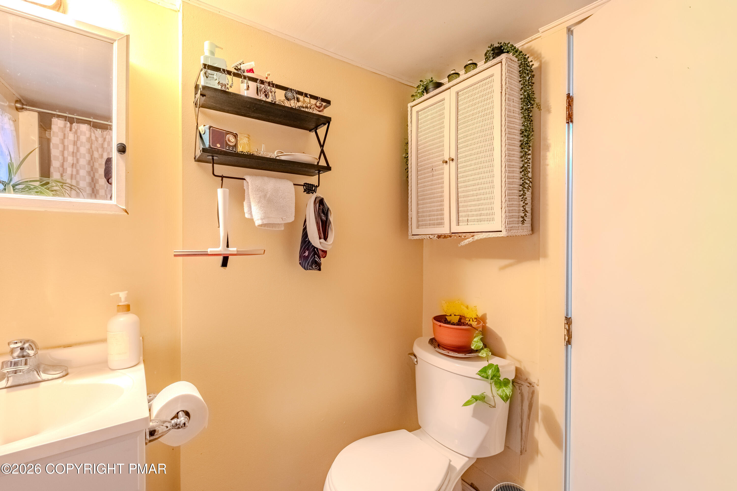 1042 Taylor Avenue Scranton, PA 18510 - Photo 34 of 40 a bathroom with a toilet sink and mirror