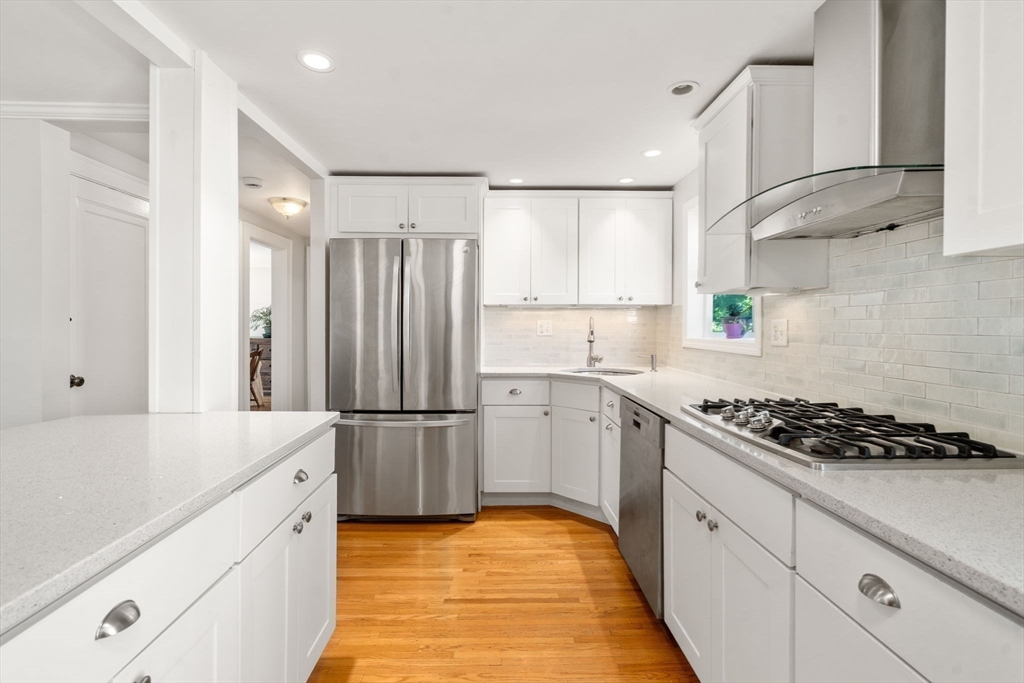 32 Grosvenor Road Waltham, MA 02453 - Photo 8 of 39