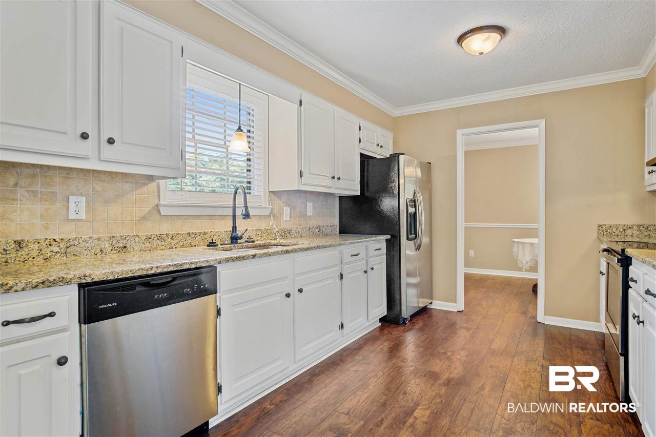 3324 Meadow Lane Mobile, AL 36618 - Photo 3 of 28