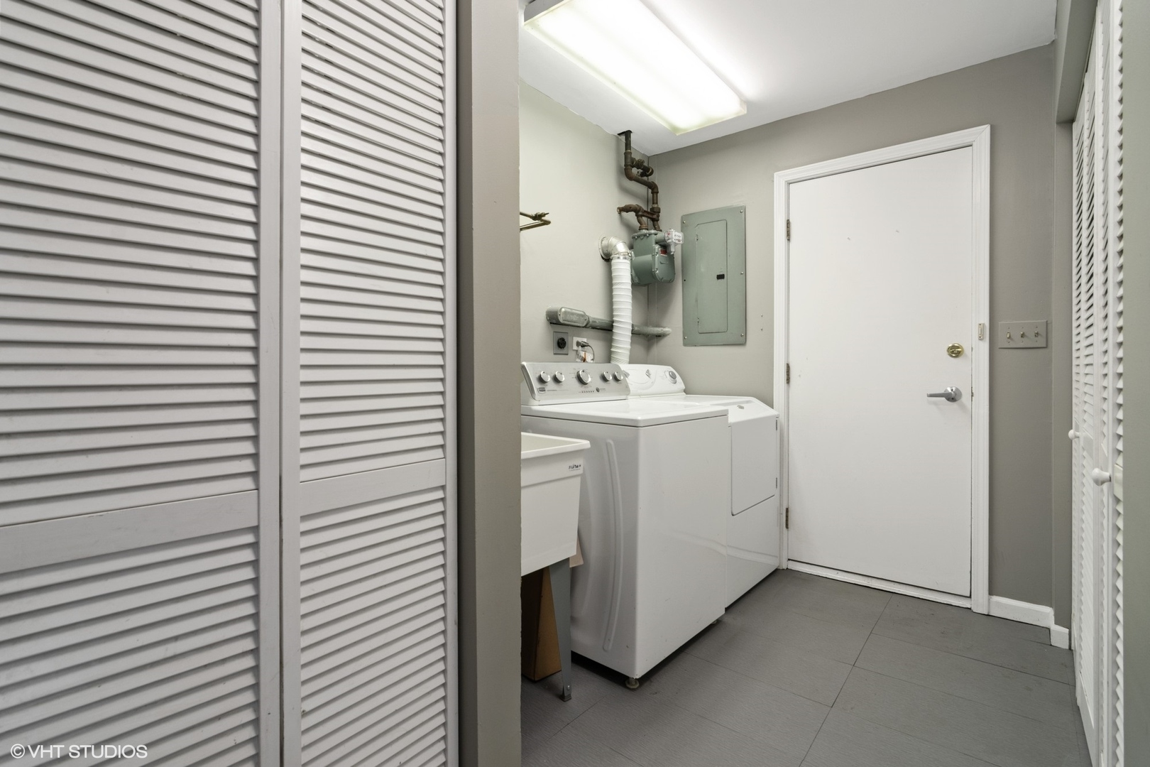 515 Maple Avenue Wilmette, IL 60091 - Photo 16 of 24 a bathroom with a sink a mirror and a shower