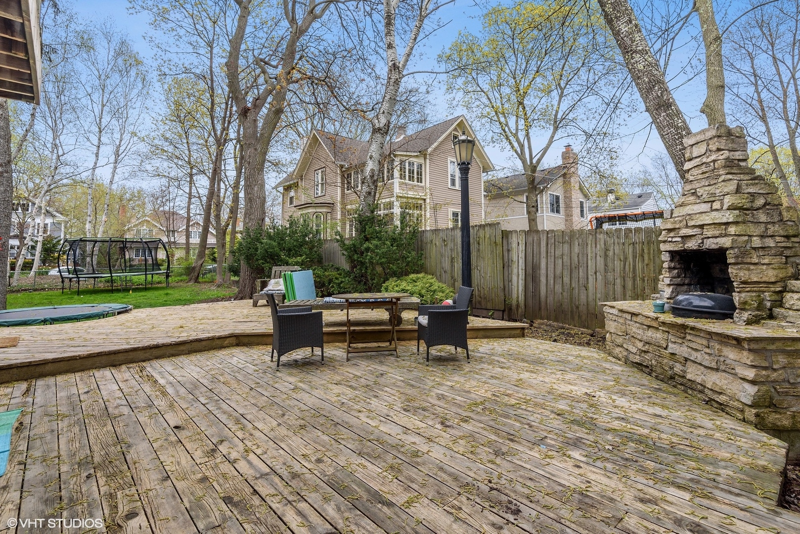 515 Maple Avenue Wilmette, IL 60091 - Photo 19 of 24 a view of a bench in a sidewalk