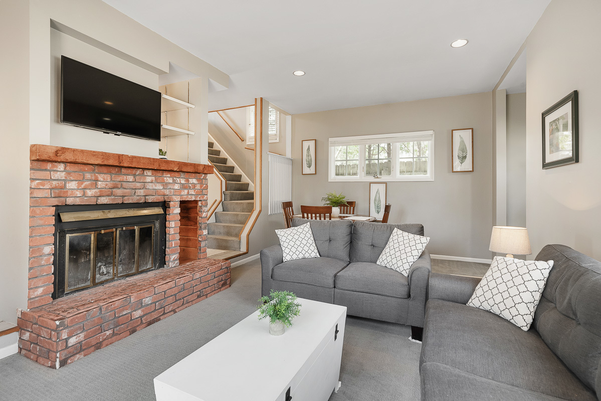 515 Maple Avenue Wilmette, IL 60091 - Photo 4 of 24 a living room with furniture a flat screen tv and a fireplace