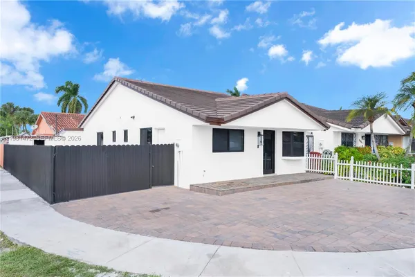 a view of a house with a backyard