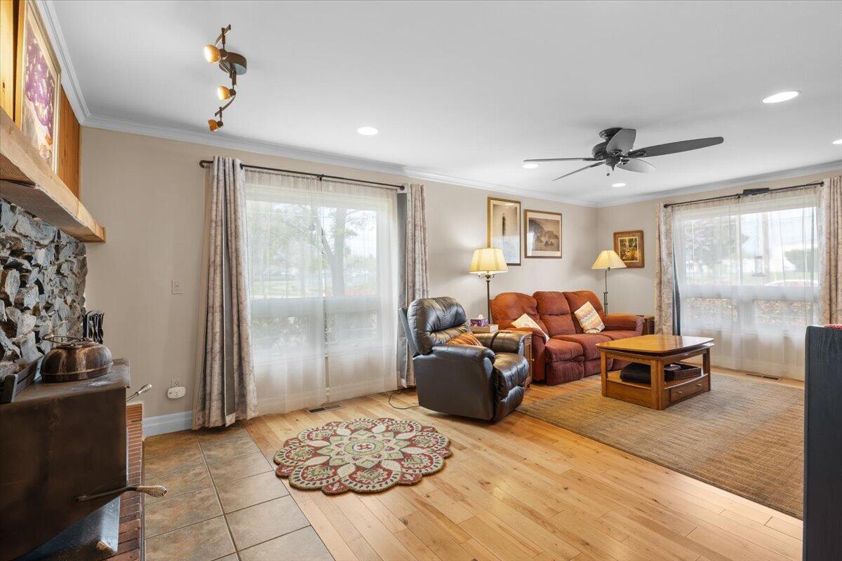 440 Bush Street Central Point, OR 97502 - Photo 11 of 40 a living room with furniture rug and window