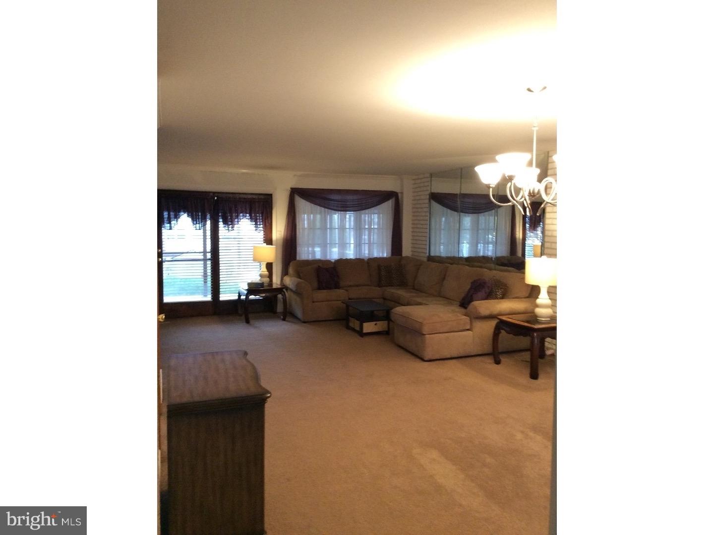 4213 Lawnside Road Philadelphia, PA 19154 - Photo 5 of 15 Living Room