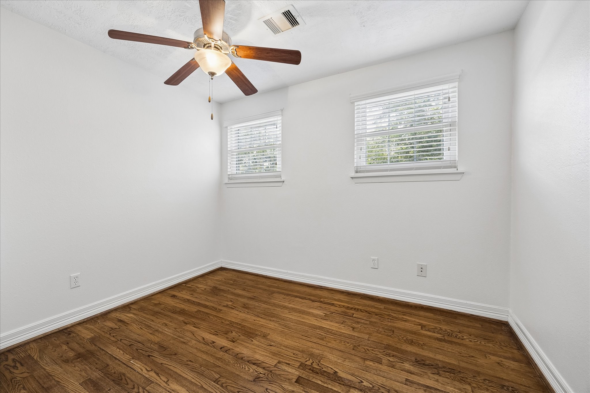 5019 Kinglet Street Houston, TX 77035 - Photo 18 of 24 Another second-floor secondary bedroom with gleaming hardwood floors, ceiling fan, upgraded windows & spacious closet.