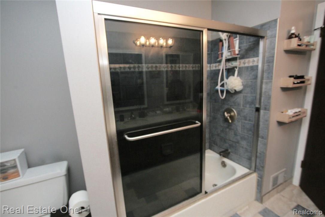 1400 Crescent Lane Rochester, MI 48306 - Photo 17 of 25 IMG_5858.jpg