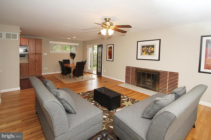 10703 Glenwild Road Silver Spring, MD 20901 - Photo 4 of 26 Living Room