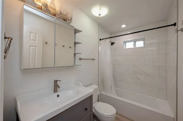 $1,985 | 915 Adele Street, Houston, TX 77009